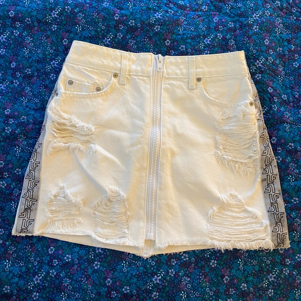 LF WHITE DENIM DISTRESSED MINI SKIRT